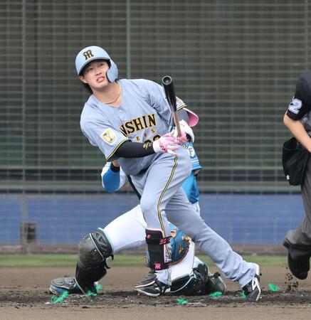 ４回、左越えに先制ソロを放つ浜田（撮影・山口登）