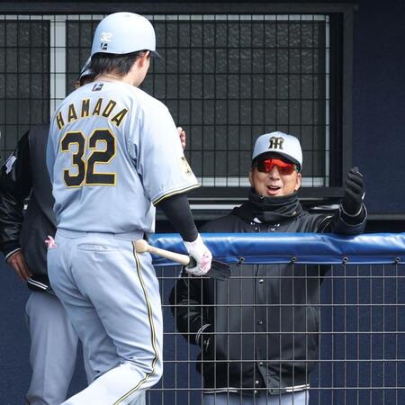 ４回、先制ソロを放った浜田（左）を迎える藤川監督（撮影・西岡正）