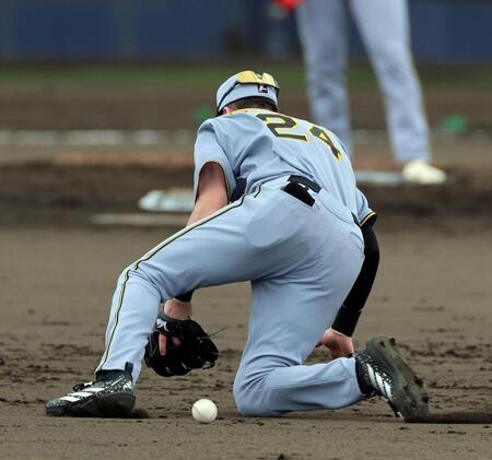 ４回、ディベイニーは細川の打球を後逸する（撮影・山口登）