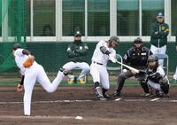 　シート打撃で一塁ゴロに倒れる島田（撮影・山口登）