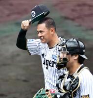 　登板を終え、笑顔を見せる能登