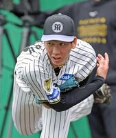 　ブルペンで投げ込む今朝丸