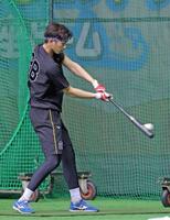 　打撃練習をする今朝丸