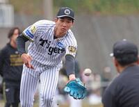 　投内連係の打球を処理して本塁へ送球する今朝丸