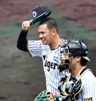 登板を終え、笑顔を見せる能登（撮影・田中太一）