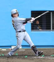 ４回、先制ソロを放つ浜田（撮影・西岡正）