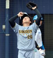 ６回、日本ハム打線に捕まり天を仰ぐ椎葉（撮影・山口登）