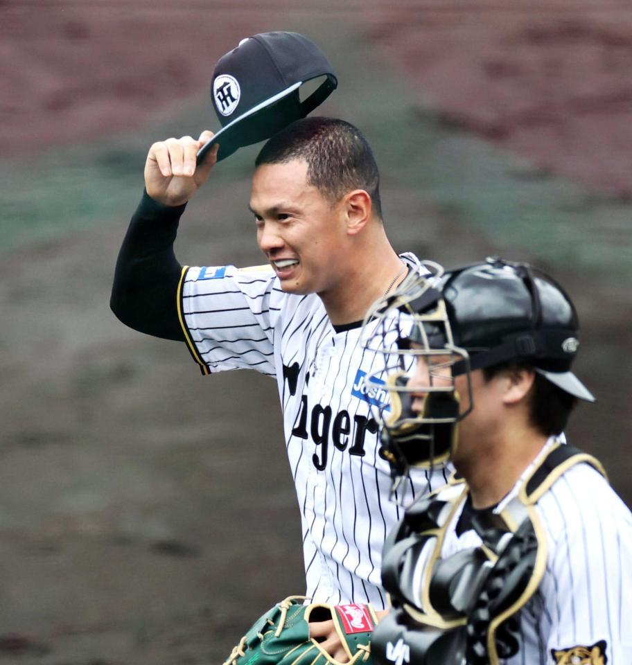 　登板を終え、笑顔を見せる能登