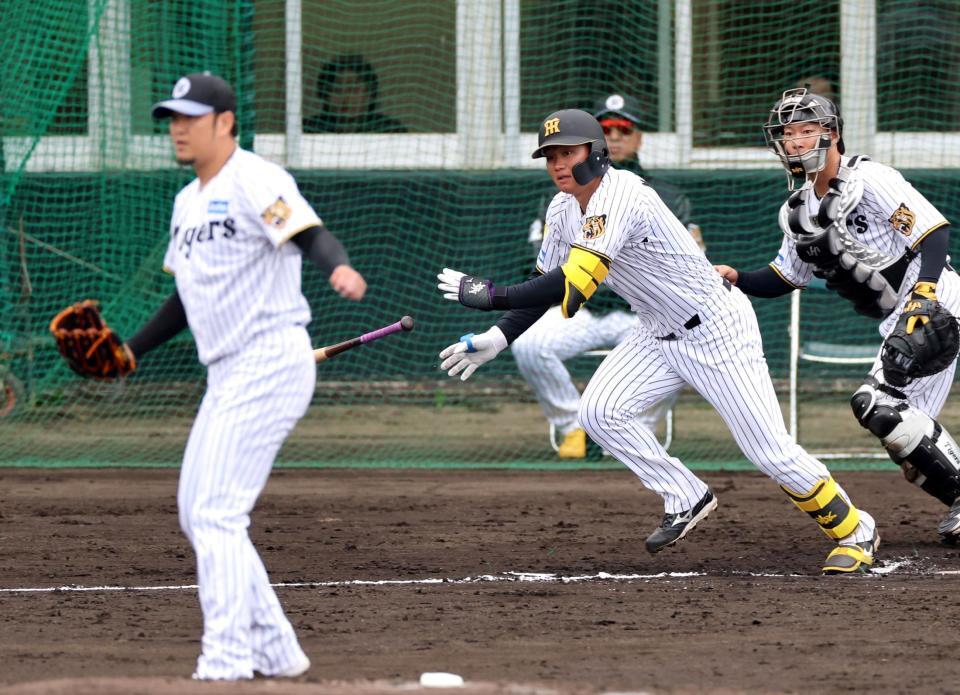 シート打撃で右前打を放つ森下（投手　岩貞、捕手　藤田）＝撮影・山口登