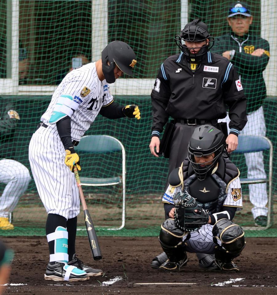 　ピッチコムでサインを伝える坂本（撮影・山口登）