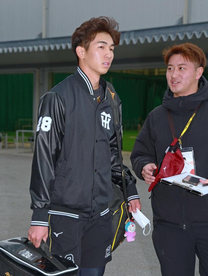 　取材を受け球場を後にする今朝丸