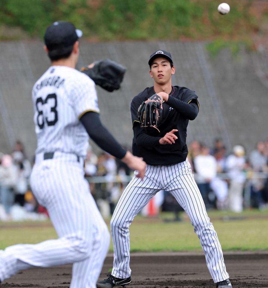 　投内連係で打球をさばいて送球する今朝丸