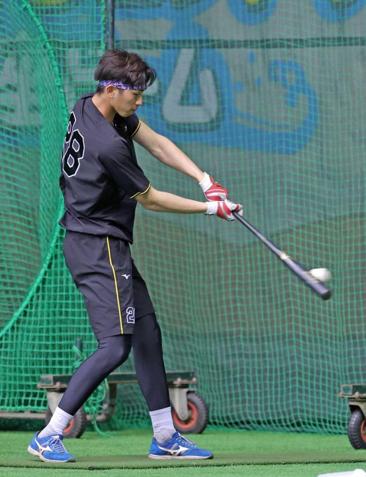 　打撃練習をする今朝丸