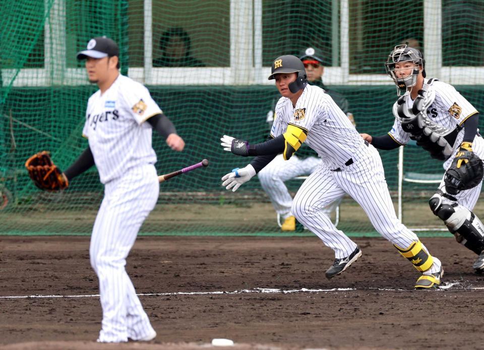 　右前打を放つ森下。投手岩貞（撮影・山口登）