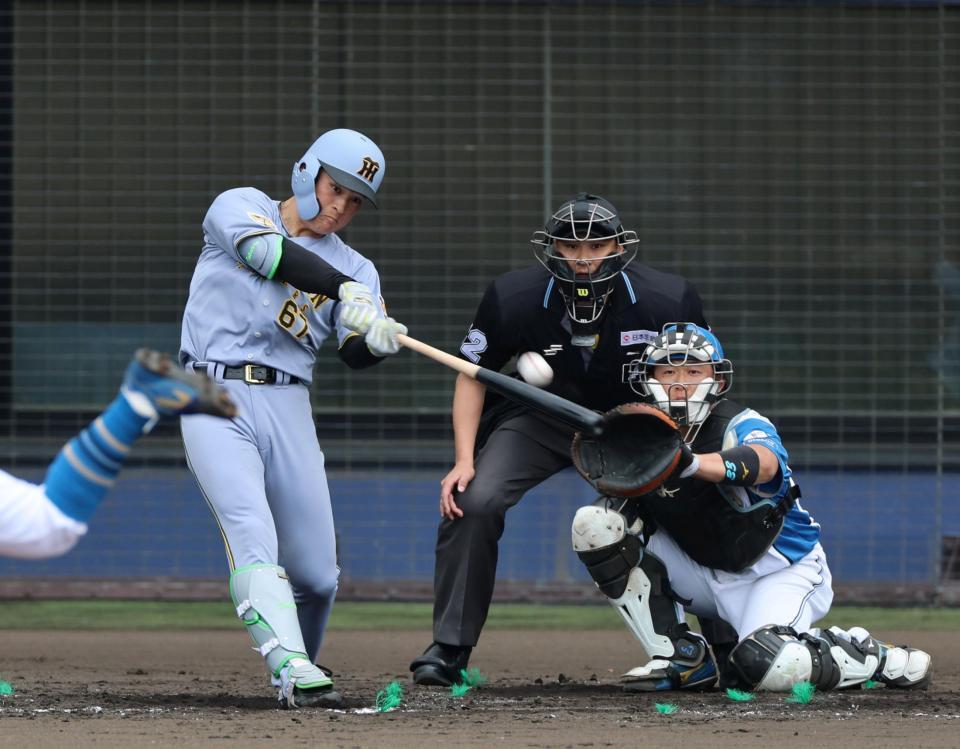 ５回、右越えに勝ち越しソロを放つ高寺（撮影・山口登）