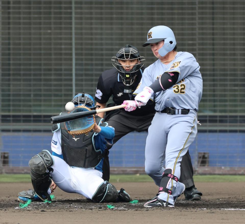 ４回、左越え先制にソロを放つ浜田（撮影・山口登）