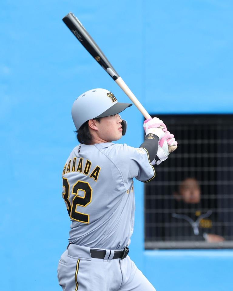 ４回、先制ソロを放つ浜田（撮影・西岡正）