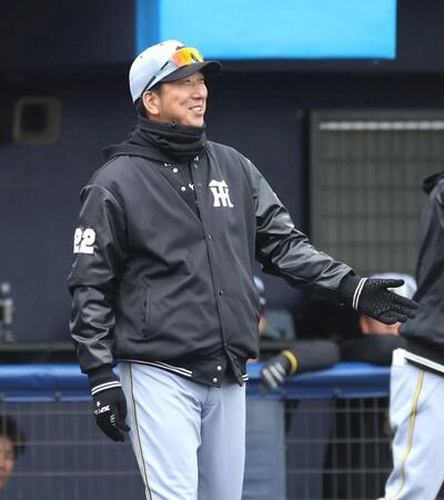 ８回、選手交代を告げる藤川監督（撮影・西岡正）