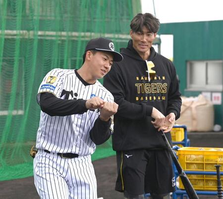 　糸井臨時コーチと話する立石（撮影・飯室逸平）