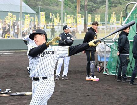 屋外でティー打撃する立石（撮影・飯室逸平）