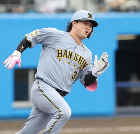 ６回、左前打を放ち、一塁へ走る浜田（撮影・西岡正）