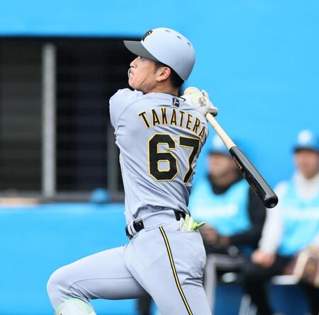 ５回、右越えへソロを放つ高寺（撮影・田中太一）