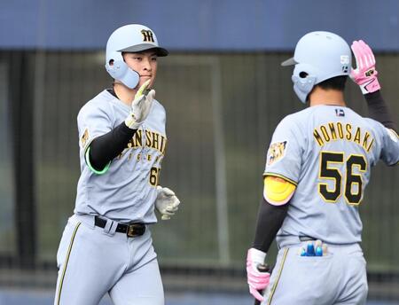 ５回、ソロを放った高寺は百崎とタッチを交わす（撮影・田中太一）