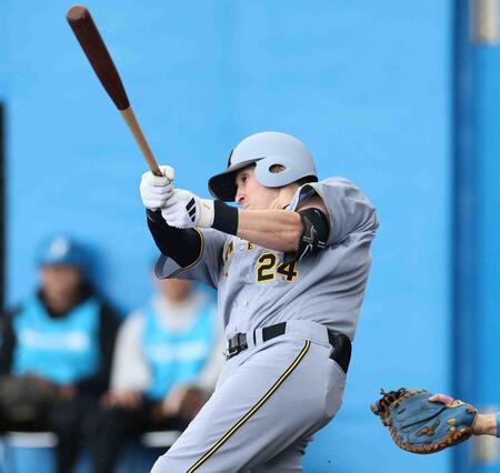 　１回、中前打を放つディベイニー（撮影・田中太一）