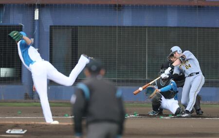 １回、中前打を放つディベイニー（投手　達、捕手　田宮）＝撮影・山口登