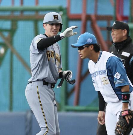 １回、安打を放ったディベイニーは塁上で手をあげる（撮影・田中太一）