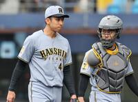 ２回を無失点に抑え、坂本と話しながら引き揚げる茨木（撮影・田中太一）