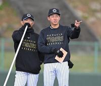 梵コーチ（左）と投内連係を見学する立石（撮影・飯室逸平）