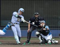 ５回、右越えに勝ち越しソロを放つ高寺（撮影・山口登）