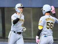 ５回、ソロを放った高寺は百崎とタッチを交わす（撮影・田中太一）