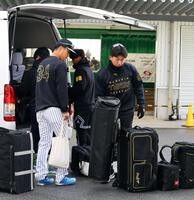 宜野座に到着した岡城（左）と立石（撮影・山口登）