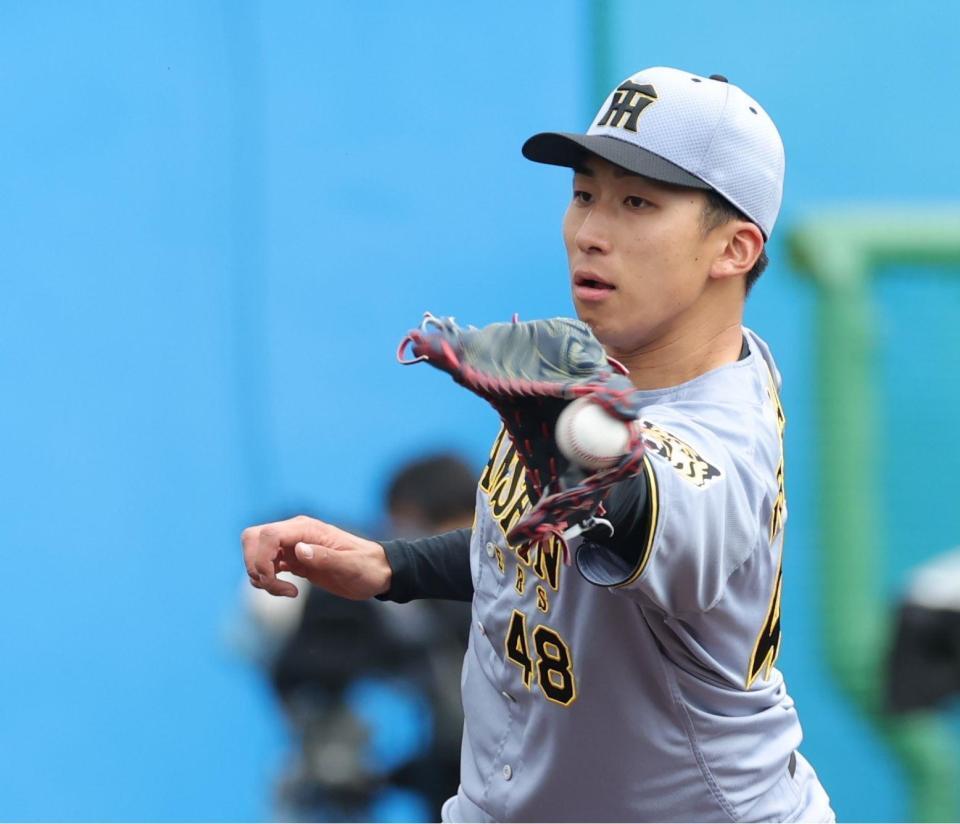 ２回、野村の打球を捕球する茨木（撮影・西岡正）