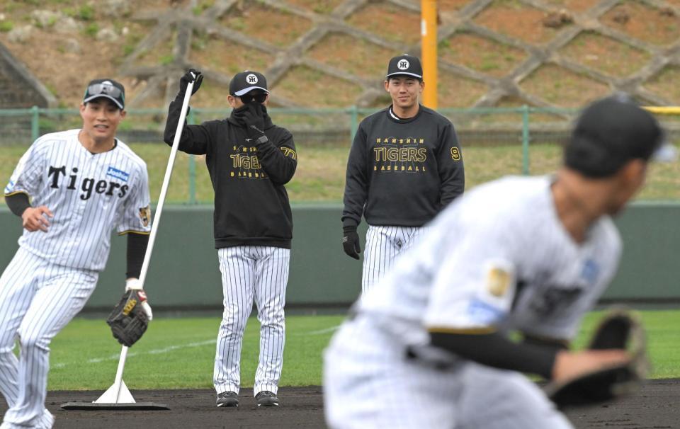 投内連係を見学する立石（中央右）＝撮影・飯室逸平