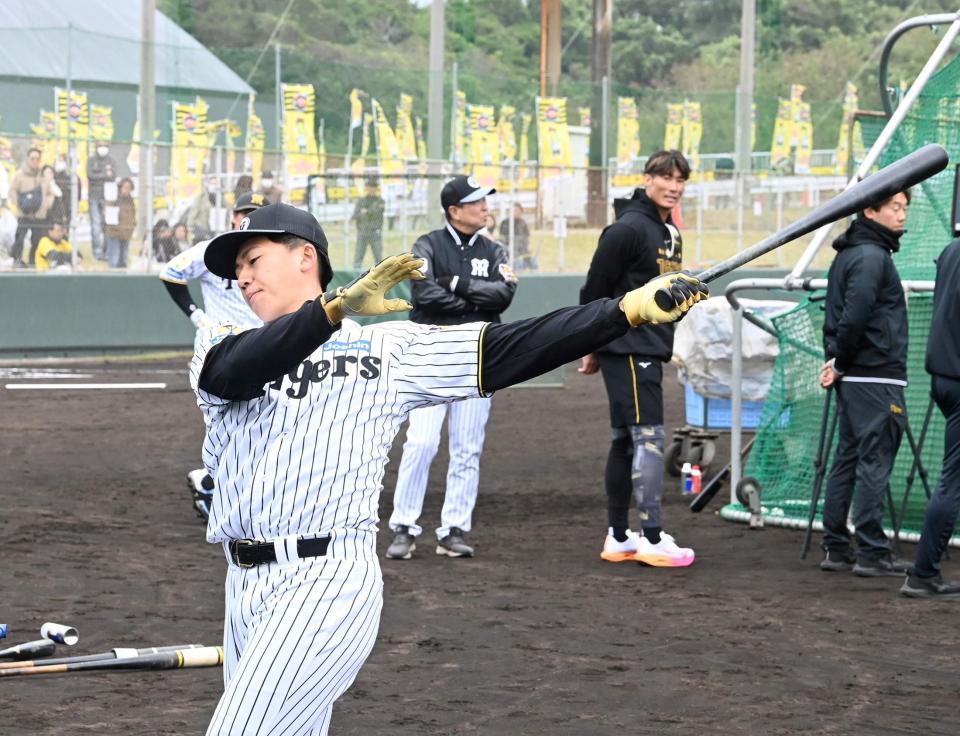 屋外でティー打撃する立石（撮影・飯室逸平）