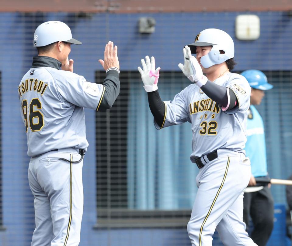 ４回、先制ソロを放ち、生還する浜田（撮影・西岡正）