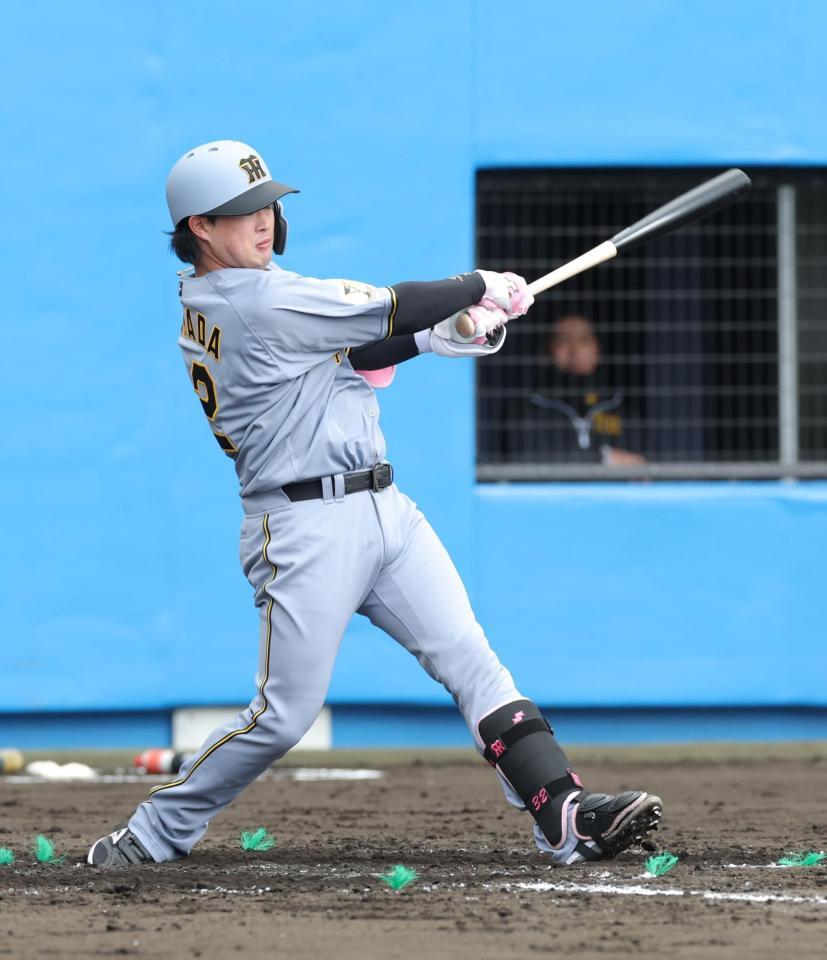 ４回、先制ソロを放つ浜田（撮影・西岡正）