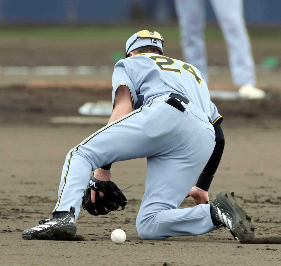 　４回、細川の打球を後逸するディベイニー（撮影・山口登）