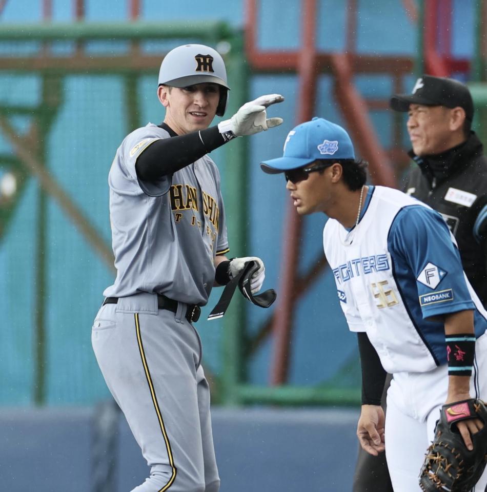 １回、安打を放ったディベイニーは塁上で手をあげる（撮影・田中太一）