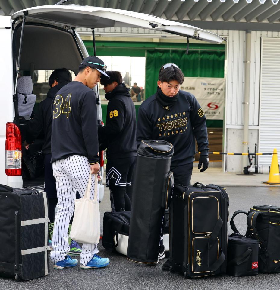 宜野座に到着した岡城（左）と立石（撮影・山口登）