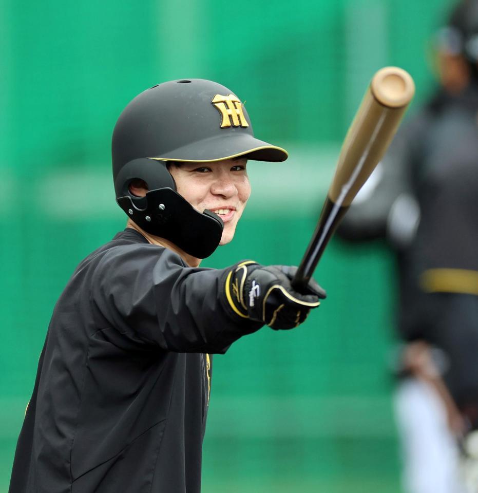 ロングティーで笑顔を見せる中野（撮影・山口登）