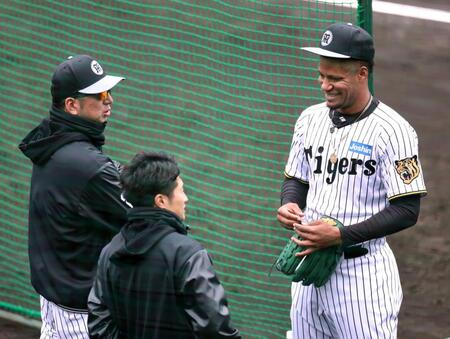 藤川監督（左）はライブＢＰの登板を終えたモレッタに声を掛ける（撮影・山口登）