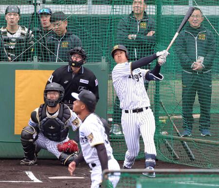 　ライブＢＰに登板したモレッタ（手前）から安打性の打球を放つ岡城（撮影・立川洋一郎）