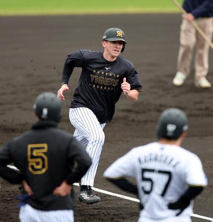 走塁練習するディベイニー（撮影・山口登）