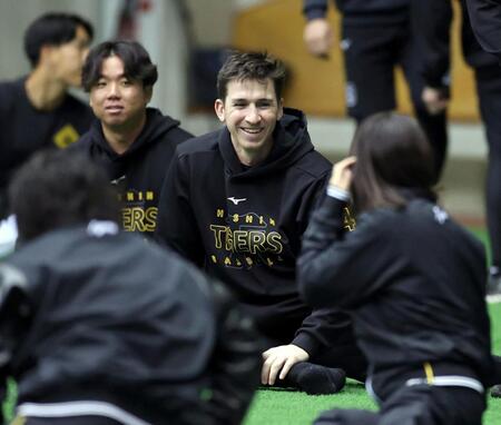 全体練習前、阪神キャム・ディベイニーは笑顔でピラティスの講習を受ける＝宜野座（撮影・山口登）