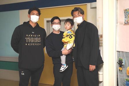 病院訪問を行った岡留（左）と鳥谷敬氏（右）＝代表撮影