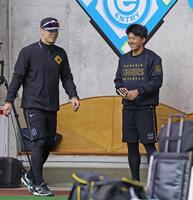 佐藤輝（左）から声を掛けられ笑顔を見せる立石（撮影・立川洋一郎）